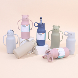 Botella de Agua de Silicona para Bebés, a Prueba de Fugas, Reutilizable, con Logotipo Personalizado, Forma de Oso de Dibujos Animados, 250 ml, Libre de BPA, para la Escuela, con Pajita - Product Image 3
