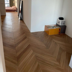 Parquet en chêne blanc européen multicouche FSC, qualité AB, finition brillante, système T&G, 15 mm, motif en chevrons, pour salon - Product Image 1
