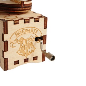 Nouvelle boîte à musique rétro en bois à manivelle avec un design minimaliste moderne, cadeau créatif pour les couples, anniversaire - Product Image 4
