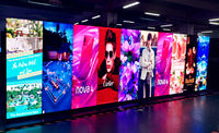 Affiche portative d'écran de LED de la publicité d'intérieur commerciale P2 plancher tenant l'affichage numérique de LED pour le numéro de modèle vidéo P1.53
