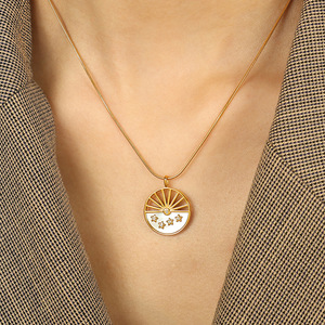 Collar con colgante de sol y luna de nácar blanco en acero inoxidable chapado en oro de 18 quilates con circonitas en forma de estrella para mujer, para uso diario. - Product Image 4