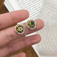 Anting-anting stud zircon bunga empat daun hijau zaitun bergaya retro Prancis, dilapisi tembaga dengan lapisan emas asli, set perhiasan anting.