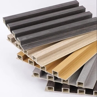 Meilleur panneau mural en composite bois-plastique WPC à design cannelé creux pour la décoration intérieure du salon, de la chambre et du bureau