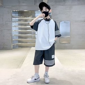 Completo Sportivo per Ragazzi, Camicia e Pantaloncini Eleganti Bianco e Nero con Dettagli a Righe, Perfetto per Ragazzi Attivi - Product Image 4