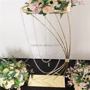 Décoration de mariage, décoration de fête, Vase sur pied géométrique, trompette dorée, centre de table haut en métal - Product Image 5