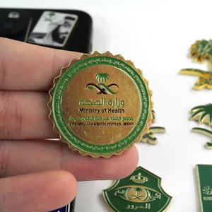 دبوس معدني مطلي بالذهب مخصص ومنقوش بتصميم المملكة العربية السعودية، بأسلوب عصري وألوان حسب الطلب - Product Image 4