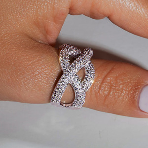 Anello Intrecciato con Zirconi per Uomo e Donna, Gioiello da Dito Lussuoso e Scintillante alla Moda - Product Image 4