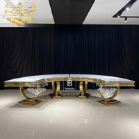 Table de banquet de mariage moderne avec pieds dorés, forme ronde et plateau demi-lune