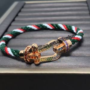 Bracelet de luxe pour femme en or rose PT900 plaqué zircon avec fermoir fer à cheval et cordon rouge tressé, idéal pour les fêtes d'anniversaire - Product Image 3