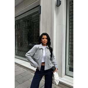 Chaqueta Gris para Mujer con Cuello Camisero y Detalle de Bolsillo - Product Image 3