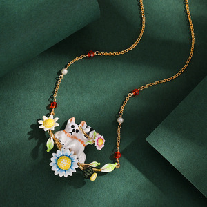 Collier pendentif chien bouledogue en émail avec fleur marguerite, bijou floral mignon pour femme - Product Image 3