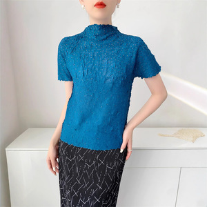 Nouveau pull élégant à manches courtes, style Miyake, plissé artistique, haut de gamme, brillant, brodé de pierres, coupe ajustée - Product Image 3