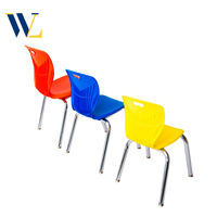 Chaise d'école au design moderne et écologique, coque en plastique monobloc durable, structure en acier, pieds cannelés pour salle de classe, maison ou bureau