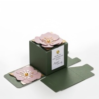 Boîte cadeau en carton recyclable pliable miniature au design floral vert créatif, avec lamination mate et doublure en éponge pour les cadeaux de mariage