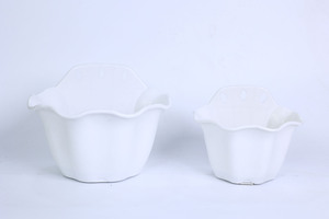 Vente en gros de pots suspendus ronds en plastique de 5 couleurs, design à bord festonné avec 3 crochets pour la plantation de fleurs dans le jardin ou sur le balcon - Product Image 3