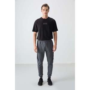 Pantalon de survêtement pour homme gris foncé texturé, coupe standard, brodé - 82126 - Gris foncé - Product Image 1