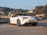 Voiture de sport haut de gamme à essence |   Déplacement fluide pour les trajets de loisirs de luxe transfrontaliers