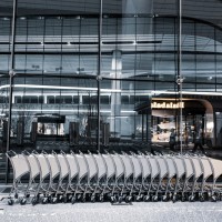 Chariot à bagages d'aéroport à quatre roues avec roulettes silencieuses, support de panneau, cadre en aluminium robuste, frein à main, frein automatique, conception empilable