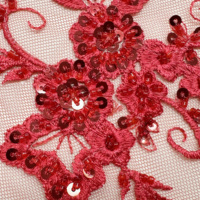Applique florale en sequins rouges en gros, motif brodé perlé sur maille pour la garniture de vêtements