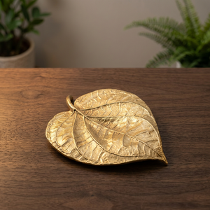 Plateau décoratif en aluminium plaqué or, forme de feuille, avec poignée, design contemporain irrégulier, pièce unique, thème végétal, pour intérieur - Product Image 4