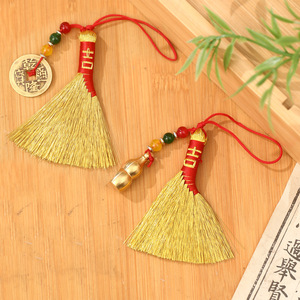 ไม้กวาดขนาดเล็กประดับดิ้นทองสำหรับเทศกาลเรือมังกร ใช้สำหรับขึ้นบ้านใหม่ พวงกุญแจไม้กวาดถักมือลายมงคล - Product Image 3