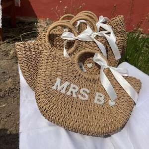 حقيبة يد منسوجة مصنوعة يدويًا من القش مع تطريز مخصص بحروف من اللؤلؤ من mnl - Product Image 1