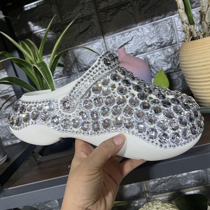 Nouvelles sandales d'été originales pour femmes, style Europe-Amérique, à semelle épaisse en EVA, perforées, avec strass et bout ouvert - Product Image 2
