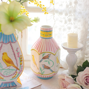 Vaso in Ceramica con Motivo di Nottevoli e Rose, Decorazione di Alta Qualità per Soggiorno - Product Image 2
