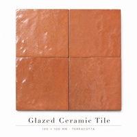 Carreaux en terre cuite orange faits à la main en céramique émaillée pour projets de décoration murale de bistrot-bar de style méditerranéen