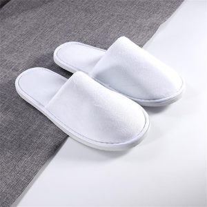 Chaussons jetables de luxe personnalisés à semelle antidérapante de 8 mm, légers et portables, à bout fermé, en tissu éponge gris foncé, avec logo, pour usage hôtelier, pour hommes - Product Image 4