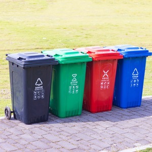 Contenedores de basura grandes y reforzados de 160L con ruedas y tapas, ideales para remolques, uso en exteriores y comunidades residenciales. - Product Image 1