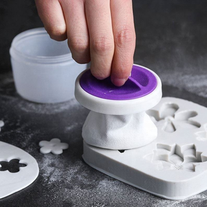 Envase Cosmético de Plástico con Tapa Abatible, 6.5 cm de Diámetro, Cuerpo Blanco, Tapa Morada, Forma Cilíndrica, Material PP - Product Image 1