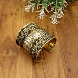 Bracelet de manchette large en laiton | Bracelet tissé Boho Tribal | Bijoux de déclaration vintage | Bracelet de ton or réglable pour femmes hommes - Product Image 1