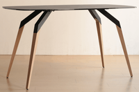 Table à manger moderne de luxe légère sur mesure d'usine chinoise avec pieds en métal et plateau en verre trempé pour hôtel et usage domestique