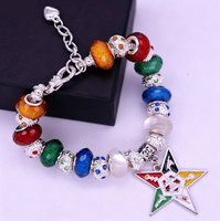 Bracelet ajustable en alliage avec breloques émaillées multicolores pour événements de sororité, idéal comme souvenir ou bijou de poignet.