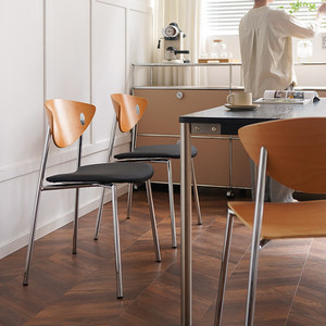 Chaise de salle à manger empilable en métal de style nordique avec revêtement en cuir PU, design léger et luxueux pour petits appartements et cafés, style vintage décontracté - Product Image 2