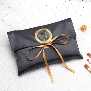Bolsa de Satén con Lazo para Empacar Ropa Interior con Logotipo Personalizado, Bolsa de Seda Negra de Lujo para Guardar Pelucas con Solapa Protectora - Product Image 5