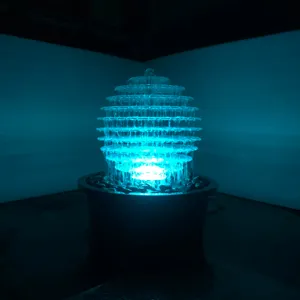 نافورة مياه كروية شكل كروي شكل شلال مياه أكريليك مع مصباح ليد