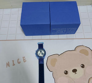 La clásica, elegante y duradera <span class=keywords><strong>caja</strong></span> para relojes de hombre es adecuada para los coloridos diseños de los relojes de cuarzo <span class=keywords><strong>Omega</strong></span>. - Product Image 5