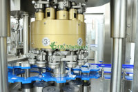 Machine de remplissage automatique de CO2 pour boissons gazeuses, machine de remplissage de canettes de boissons gazeuses, ligne de production de remplissage d'eau gazeuse