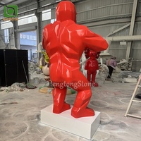Grande statue de gorille rouge décorative d'extérieur en fibre de verre, sculpture de dessin animé célèbre en résine