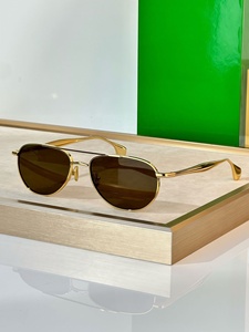 Lunettes de soleil classiques 2026 tendance pour la plage et l'extérieur, protection UV400, monture en titane, vente en gros de luxe pour les voyages et les vacances - Product Image 2