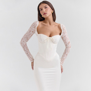 Robe de soirée élégante pour femme à manches longues, en satin, dos nu, coupe ajustée, avec dentelle, décolleté cœur et taille naturelle - Product Image 3