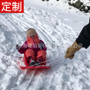 Luge de ski pour bébé en plastique rouge avec ceinture de sécurité et corde pour enfants, pour le glisse sur neige - Product Image 2