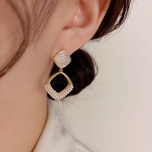 Conception populaire sens luxueux simple cuivre et Zircon micro-incrusté géométrique diamant perle boucles d'oreilles célébrité mode - Product Image 2