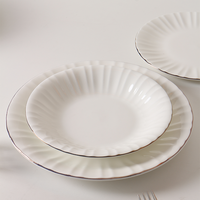Fournisseur chinois de services de table de luxe modernes en porcelaine fine à incrustations dorées, 12 pièces, vente en gros