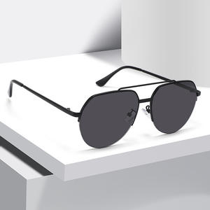 Gafas de Sol Metálicas Extra Grandes Conchen, Montura Negra, Lentes de PC con Protección UV400, Unisex, para Viajes, Conducción y Moda - Product Image 4