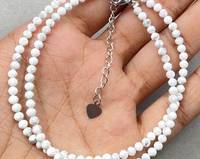 Collier ras du cou en howlite, pierre précieuse délicate avec perles rondes micro-facettées, bijou tendance minimaliste unisexe pour soirée