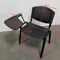 Chaise d'étude en plastique noire avec dossier moulé, pieds en tube d'acier et tablette d'écriture intégrée pour étudiants en classe