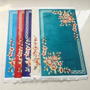 Alfombra de Oración de Terciopelo Floral Simétrica y Duradera, Alfombra Decorativa Islámica Tradicional de 66x126cm con Base de Goma Antideslizante y Pelo Corto - Product Image 1